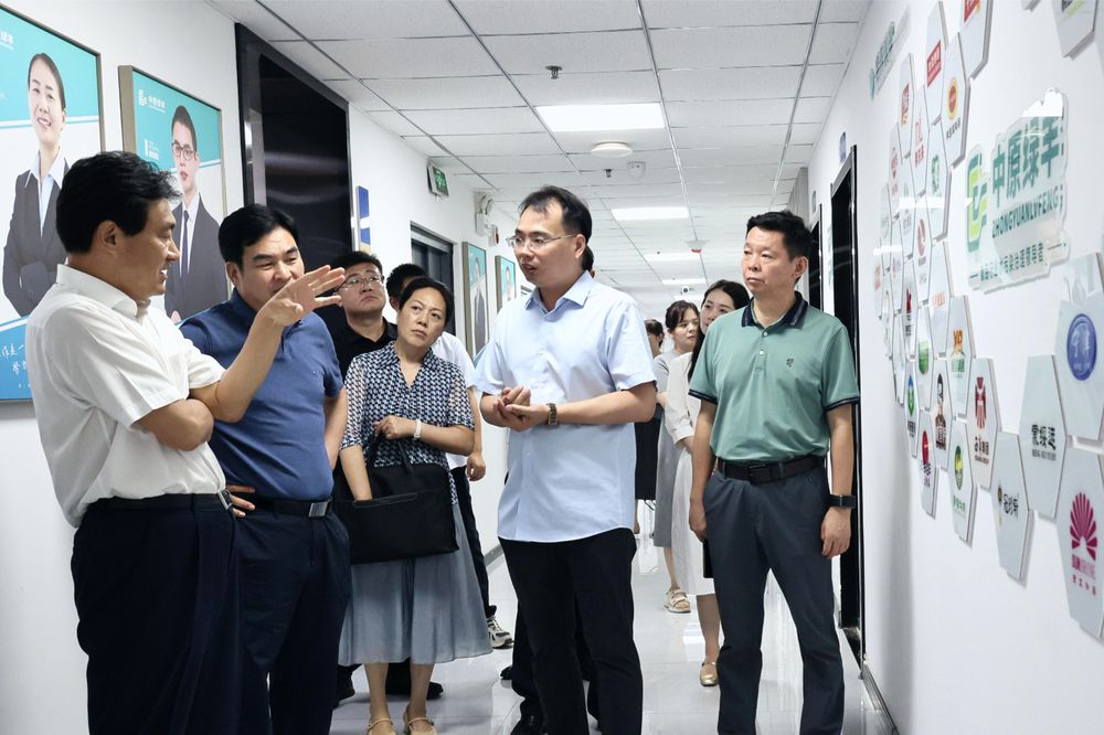 市人大常委會(huì)主任王樂(lè)新、紅旗區(qū)區(qū)委書(shū)記劉宏鋒、人大常委會(huì)主任趙建軍等領(lǐng)導(dǎo)一行 蒞臨公司調(diào)研工作